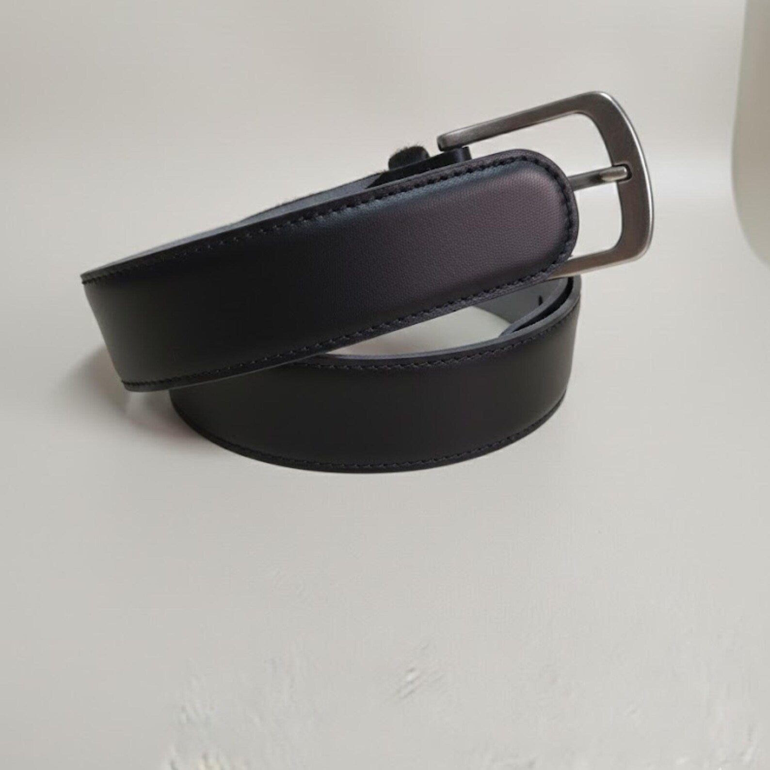 Handmade Black Cowhide Belt – Western Fashion Accessory