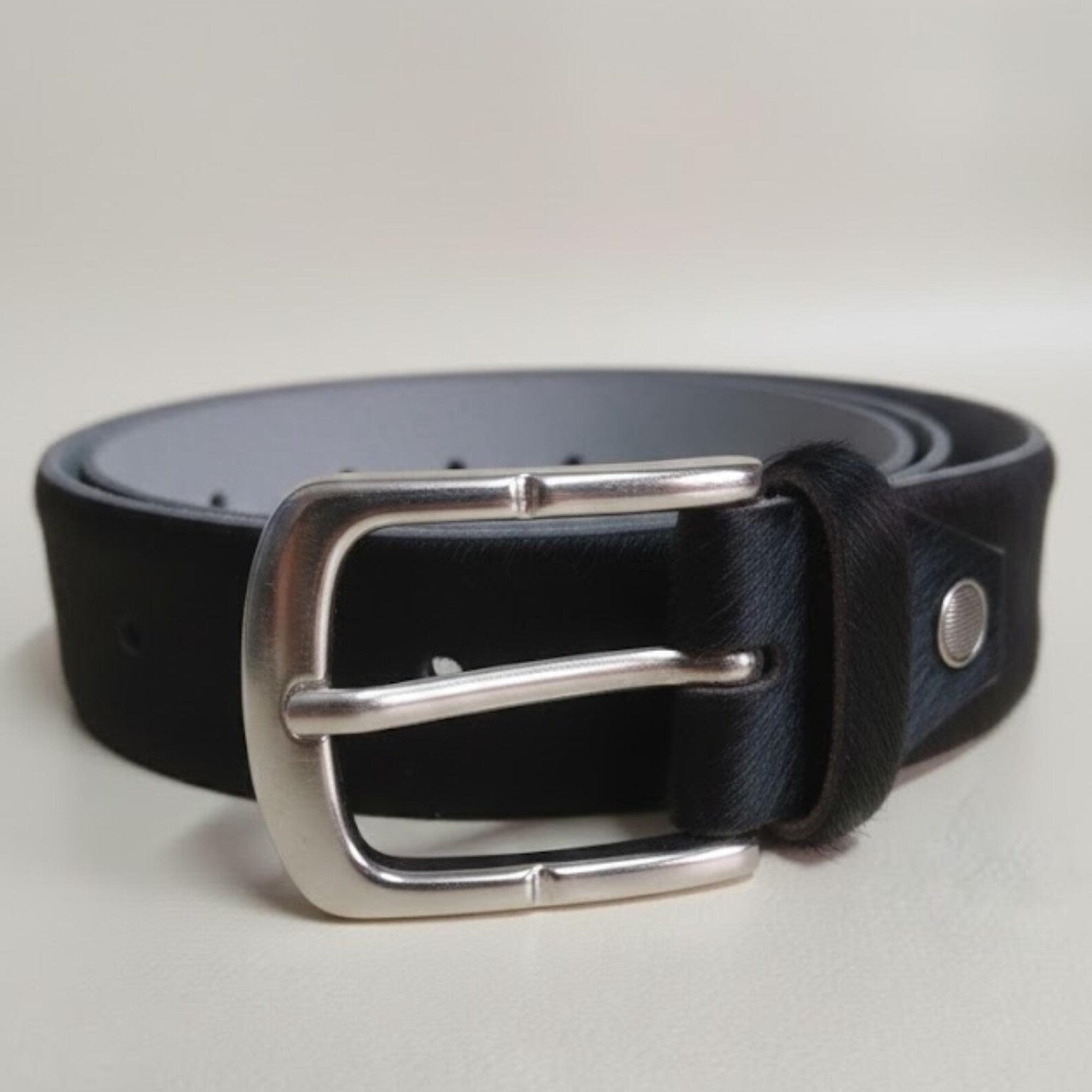 Handmade Black Cowhide Belt – Western Fashion Accessory